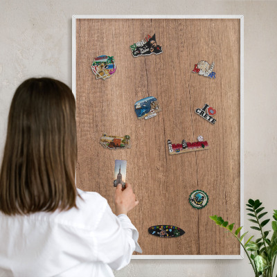 Magnetisch bord van metaal in een witte lijst Houtstructuur
