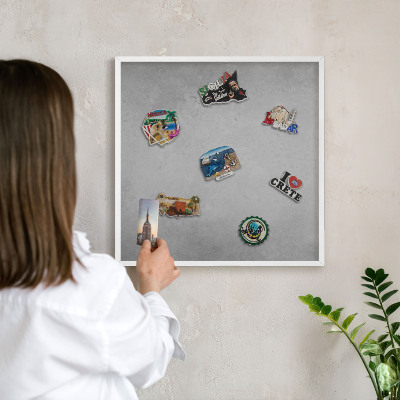 Magnetisch bord van metaal in een witte lijst Zilveren mist