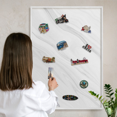 Magnetisch bord van metaal in een witte lijst Subtiel marmer