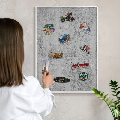 Magnetisch bord van metaal in een witte lijst Grijs oppervlak