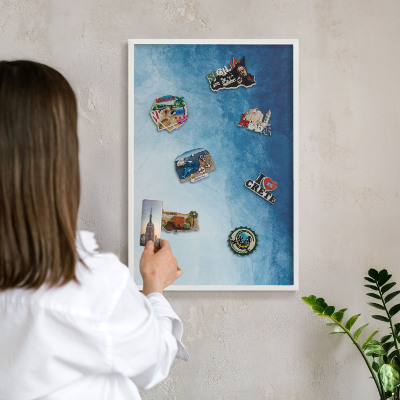 Magnetisch bord van metaal in een witte lijst Blauwe abstracties