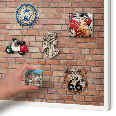 Magnetisch bord van metaal in een witte lijst Bakstenen muur