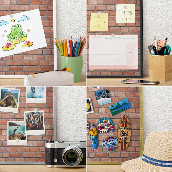 Magnetisch bord van metaal in een witte lijst Bakstenen muur