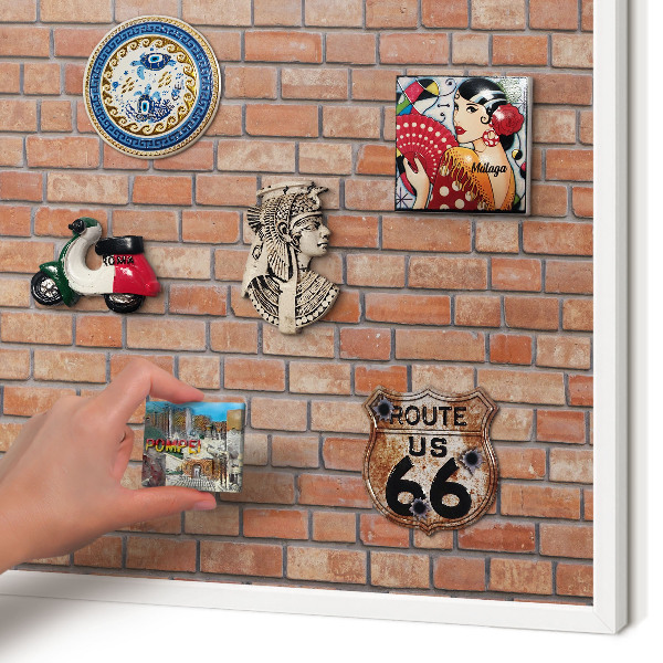 Magnetisch bord van metaal in een witte lijst Bakstenen muur
