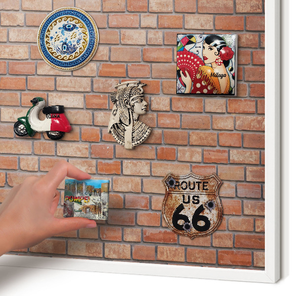 Magnetisch bord van metaal in een witte lijst Bakstenen muur