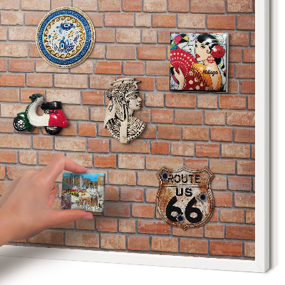 Magnetisch bord van metaal in een witte lijst Bakstenen muur