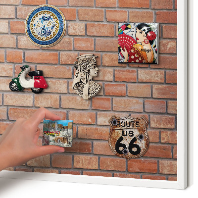Magnetisch bord van metaal in een witte lijst Bakstenen muur