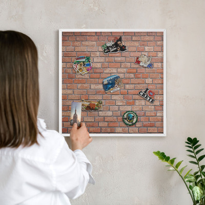 Magnetisch bord van metaal in een witte lijst Bakstenen muur