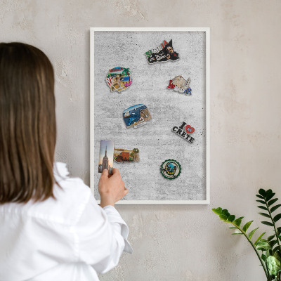 Magnetisch bord van metaal in een witte lijst Grijze textuur