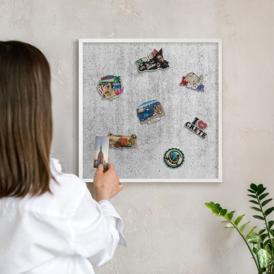 Magnetisch bord van metaal in een witte lijst Grijze textuur