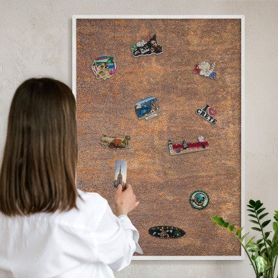 Magnetisch bord van metaal in een witte lijst Roestige elegantie