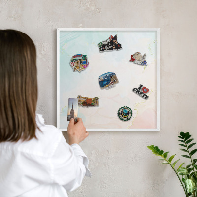 Magnetisch bord van metaal in een witte lijst Pastel elegantie