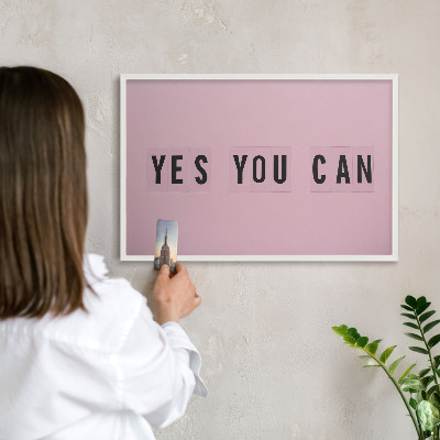 Magnetisch bord van metaal in een witte lijst Motivatie elke dag