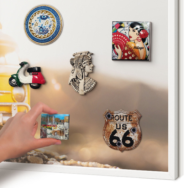 Magnetisch bord van metaal in een witte lijst Retro reizen