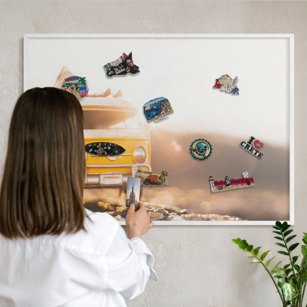Magnetisch bord van metaal in een witte lijst Retro reizen