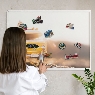 Magnetisch bord van metaal in een witte lijst Retro reizen