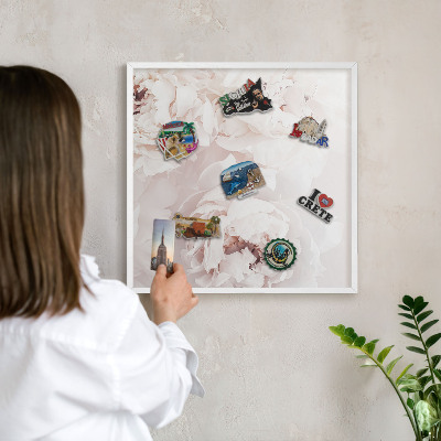 Magnetisch bord voor de muur met witte lijst Witte pioenrozen