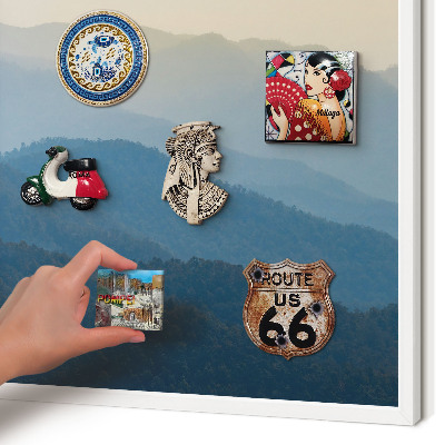Magnetisch bord van metaal in een witte lijst Uitzicht op de bergen