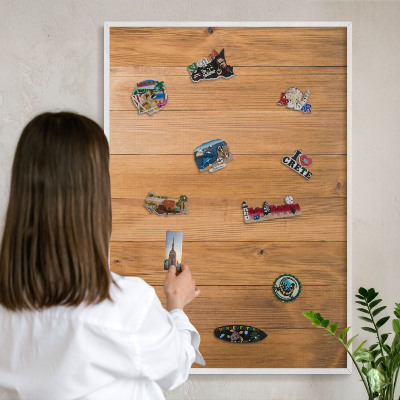 Magnetisch bord van metaal in een witte lijst Houtstructuur