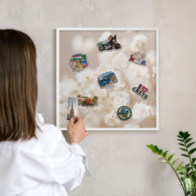 Magnetisch bord voor de muur met witte lijst Beige bloemen