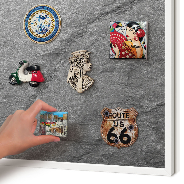 Magnetisch bord van metaal in een witte lijst Grijze steen