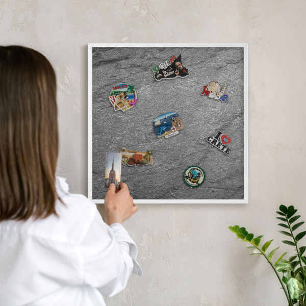 Magnetisch bord van metaal in een witte lijst Grijze steen