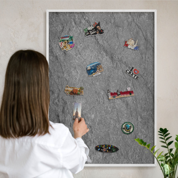 Magnetisch bord van metaal in een witte lijst Grijze steen