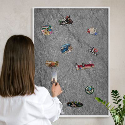 Magnetisch bord van metaal in een witte lijst Grijze steen