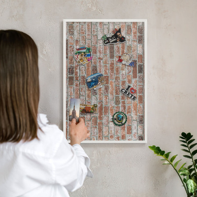 Magnetisch bord voor de muur met witte lijst Bakstenen muur