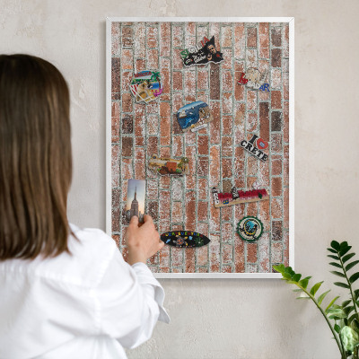 Magnetisch bord voor de muur met witte lijst Bakstenen muur