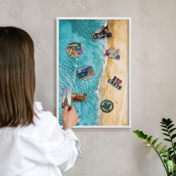 Magnetisch bord van metaal in een witte lijst Zee en strand