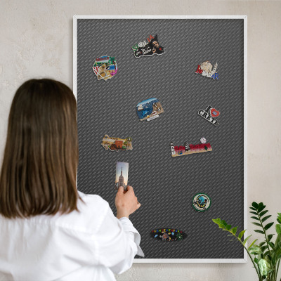Magnetisch bord van metaal in een witte lijst Geometrische textuur