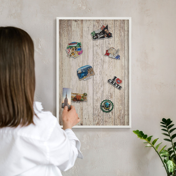 Magnetisch bord van metaal in een witte lijst Houtstructuur