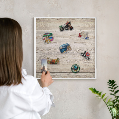 Magnetisch bord van metaal in een witte lijst Houtstructuur