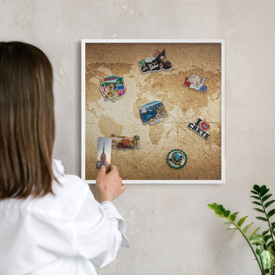 Magnetisch bord van metaal in een witte lijst Oude kaart