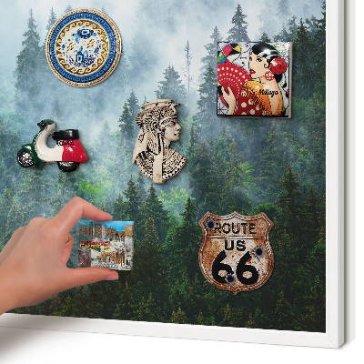 Magnetisch bord van metaal in een witte lijst Mysterieus bos