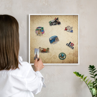 Magnetisch bord van metaal in een witte lijst Oude kaart