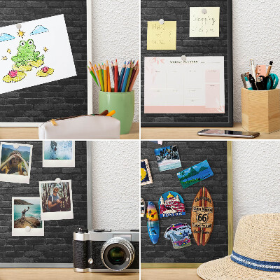 Magnetisch bord van metaal in een witte lijst Bakstenen muur