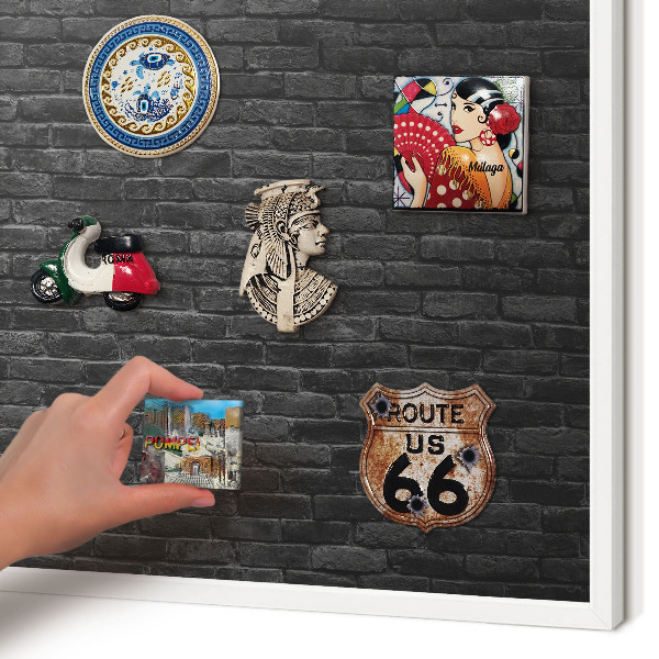 Magnetisch bord van metaal in een witte lijst Bakstenen muur