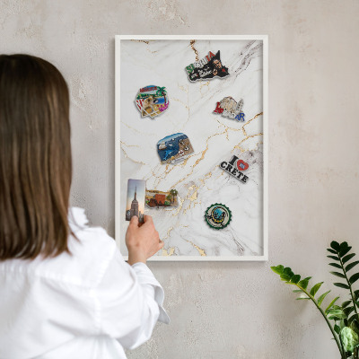 Magnetisch bord van metaal in een witte lijst Marmeren elegantie