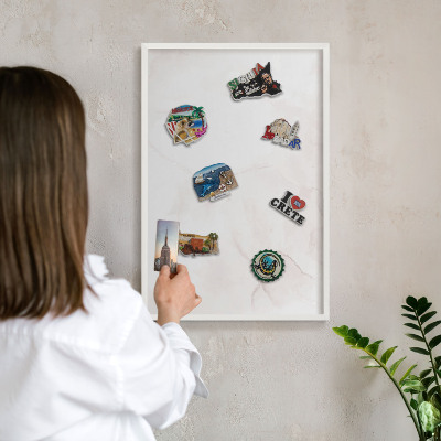 Magnetisch bord van metaal in een witte lijst Marmeren elegantie