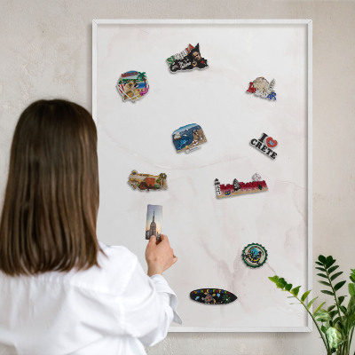 Magnetisch bord van metaal in een witte lijst Marmeren elegantie