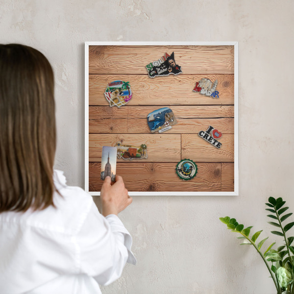 Magnetisch bord van metaal in een witte lijst Houten planken
