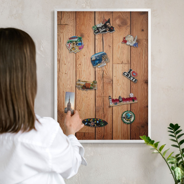 Magnetisch bord van metaal in een witte lijst Houten planken