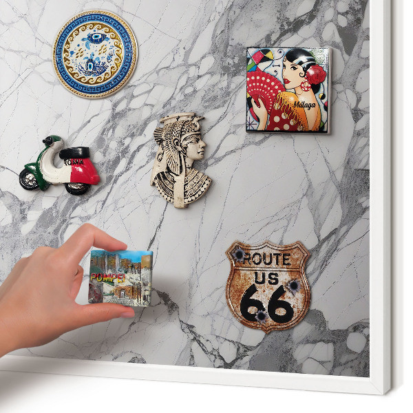 Magnetisch bord van metaal in een witte lijst Marmeren elegantie