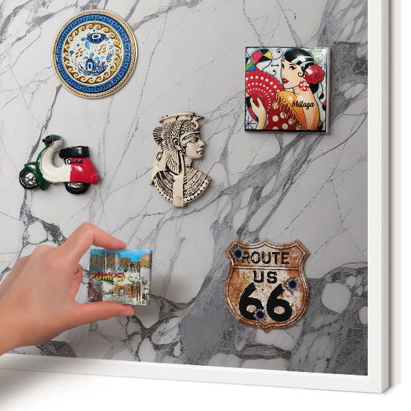 Magnetisch bord van metaal in een witte lijst Marmeren elegantie