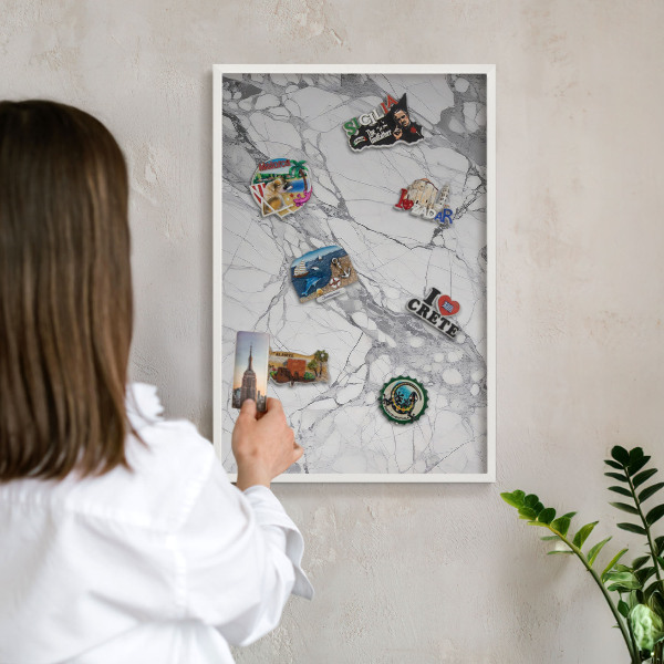 Magnetisch bord van metaal in een witte lijst Marmeren elegantie