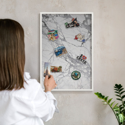 Magnetisch bord van metaal in een witte lijst Marmeren elegantie