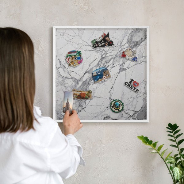 Magnetisch bord van metaal in een witte lijst Marmeren elegantie