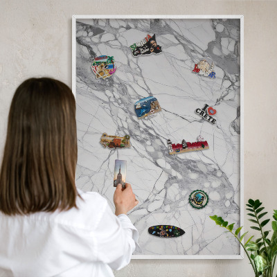 Magnetisch bord van metaal in een witte lijst Marmeren elegantie